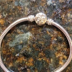 Elegant Silver Bracelet with Fleur-de-Lis Charm